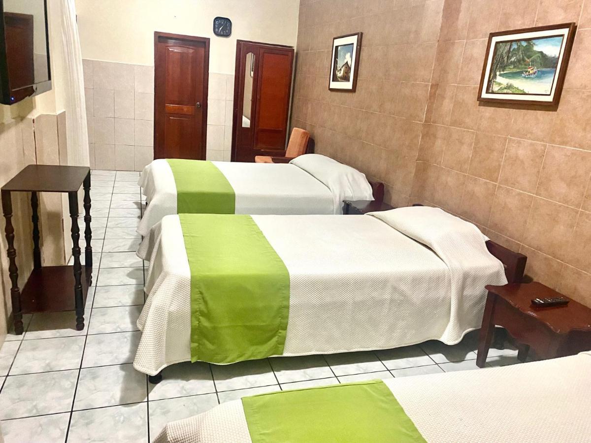 Hotel D'Mario Lago Agrio ภายนอก รูปภาพ